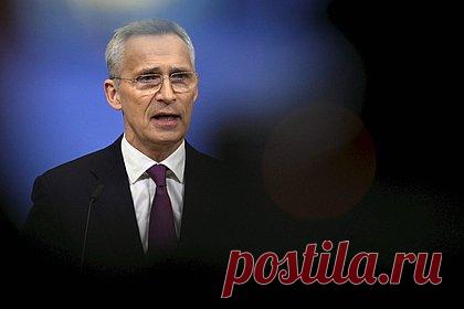 Генсек НАТО приехал в Киев. Генсек НАТО Йенс Столтенберг приехал в Киев. Издание The Kiyv Independent публикует кадры, сделанные на Михайловской площади в центре украинской столицы. На них видно, как Столтенберг почтил память погибших в конфликте украинцев. Официально о визите Столтенберга на Украину не объявляли.