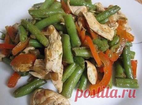 Теплый салат с курицей, перцем и стручковой фасолью
Итого на 100 грамм 56 ккал
Б/Ж/У 6.6 / 1.3 / 3.9
Ингредиенты:
• 500 г стручковой фасоли (замороженной)
• 1 красный перец
• 1 луковица
• 250 г куриного филе
• оливковое масло
Для заправки:
• 50 мл горячей воды
• 2-3 ст. л. бальзамического уксуса (или 50/50 с соевым соусом)
• соль, перец, сухой укроп
Приготовление:
Отварить фасоль в подсолённой воде пару минут, она должна оставаться ещё твердой, слить воду.
Куриное филе про...