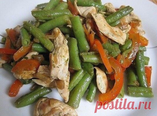 Теплый салат с курицей, перцем и стручковой фасолью
Итого на 100 грамм 56 ккал
Б/Ж/У 6.6 / 1.3 / 3.9
Ингредиенты:
• 500 г стручковой фасоли (замороженной)
• 1 красный перец
• 1 луковица
• 250 г куриного филе
• оливковое масло
Для заправки:
• 50 мл горячей воды
• 2-3 ст. л. бальзамического уксуса (или 50/50 с соевым соусом)
• соль, перец, сухой укроп
Приготовление:
Отварить фасоль в подсолённой воде пару минут, она должна оставаться ещё твердой, слить воду.
Куриное филе про...