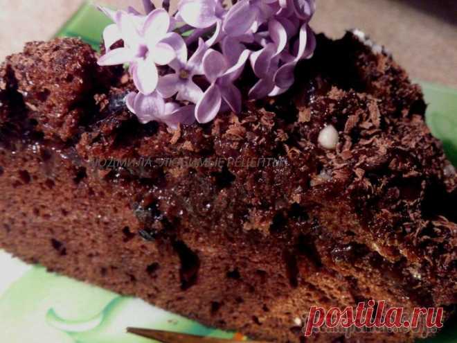 Шоколадный пирог "Кочки" с черносливом - безумно вкусно!.
=тесто:
мука - 2 стак. без горки (250 мл.)
сахар - 200 гр. - 250 гр.
молоко - 200 мл.
раст. масло - 200 мл.
какао  - 4 ст.л.
ванилин - 1 пакетик
яйца - 4 шт.
соль - 0,5 ч.л.
уксус 9 % - 1 ст.л.
сода - 1 ч.л.
=]для заливки:
молоко - 200 мл.
какао порошок - 4 ст.л.
сахар - 200 гр.
желатин - 1 ч.л.
вода - 2 ст.л.
=для посыпки:
чёрный шоколад - 50 гр.
чернослив копчёный - 200 гр.
сах.ПУДРА