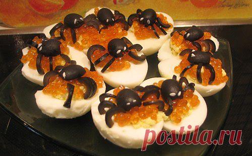 Фаршированные яйца с икрой &#8220;Паучки&#8221; / Простые рецепты
