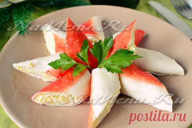 Рулетики из крабовых палочек.