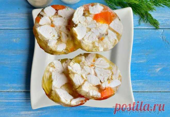 Куриный рулет в бутылке Очень красивый и праздничный куриный рулет без особых усилий можно приготовить по данному рецепту.Ингредиенты:куриная грудка - 250 гсоль - 1/2 ч.л.лук - 1/4 частьморковь - 1/4 шт.перец горошком - 2-4 ...