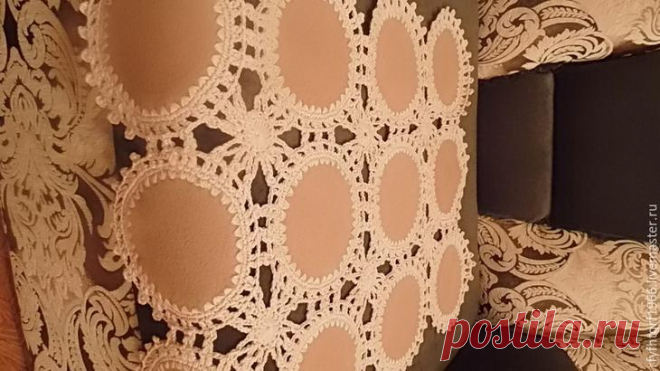 Создаем ажурное покрывало из фрагментов драпа, обвязанного крючком Со слов автора. Если есть остатки драпа, или ненужное драповое пальто, то у вас получится красивое ажурное покрывало из него. 
Можно использовать флис. 
Потребуется крючок, пряжа «Носочная добавка» в …
