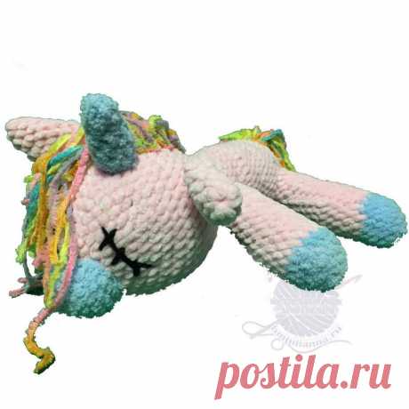 Вязаный единорог спящий, плюшевый, розовый, 28 см. Вязаный единорог спящий, плюшевый, розовый, 28 см - Нежный розовый, Единорог выполнен из плюшевой пряжи розового цвета также применен голубой цвет на копытах, носике и роге. Грива и хвост выполнена из Меланжевой пряжи. Наполнитель холлофайбер. Данная детская игрушка не оставит равнодушным ни ребёнка, не взрослого.