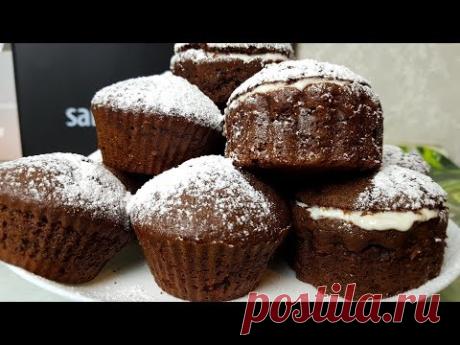 Кексы Брауни, цыганка готовит. Gipsy cuisine.мука - 2 стакана (300 гр.)
какао порошок - 3 ст.л.(с горкой)
яйца - 2 шт.
сахар - 1 стакан (220 гр.)
кефир - 1 стакан (250 мл.)
масло растительное - 1/2 стакана (125 мл. или сливочное)
ванилин 1 - 1,5 грамма
сода - 1 ч.л.
ускус 9 % - 1 ст.л.
соль - 1 щепотка

крем:

сметана - 300-350 мг.
сахар - 120 гр.
кокосовая стружка - 40 гр. (по желанию)
по желанию можно использовать любой крем или начинку или же вообще без крема