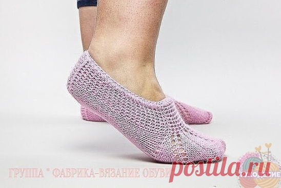 Следочки спицами.
Набрать 7 петель и вязать 12 рядов платочной вязкой (все петли лиц, или изн. как Вам удобнее)

13 ряд:1 лиц.,накид,1 лиц.,накид,1 изн.,накид,1 лиц.,накид,1 изн.,накид,1 лиц.,накид,1 лиц.
14 ряд:4 изн.,1 лиц.,3 изн.,1 лиц.,4 лиц.

15 ряд:2 лиц.,накид,1 лиц.,накид,1 лиц.1 изн.,1 лиц.,накид,1 лиц.,накид,1 лиц.1 изн.,1 лиц.,накид,1 лиц.,накид,2 лиц.

16 ряд:6 изн.,1 лиц.,5 изн.,1 лиц.,6 изн.

17 ряд:3 лиц.,накид,1 лиц.,накид,2 лиц.1 изн.,2 лиц.,накид,1 лиц.,н...