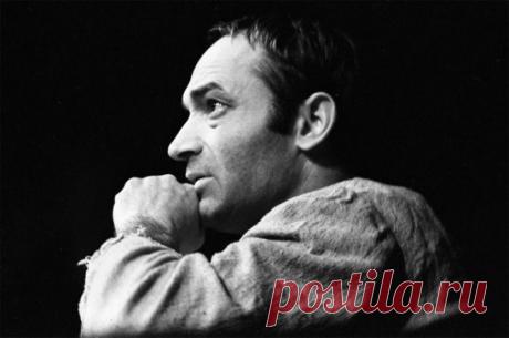 Валентин Гафт - Юрию Визбору 
Попса дробит шрапнелью наши души. 
Её за это не привлечь к суду.
Часть поколения выросла на чуши... 
И новое рождается в бреду.
«О, солнышко лесное» – чудо-песня. 
Как мы в неволе пели, чудаки!
Пришла свобода, стали интересней
Писклявые уродцы-пошляки.
Слова – ничто! Есть вопли вырождения. 
Тот знаменит, кто боле не здоров.
Кто выйдет петь без всякого стеснения,
Без совести, без страха, без штанов.
Где песня, чтобы спеть её хотелось? 
Слова, чтобы вовеки не забы