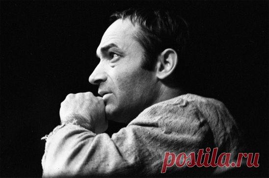 Валентин Гафт - Юрию Визбору 
Попса дробит шрапнелью наши души. 
Её за это не привлечь к суду.
Часть поколения выросла на чуши... 
И новое рождается в бреду.
«О, солнышко лесное» – чудо-песня. 
Как мы в неволе пели, чудаки!
Пришла свобода, стали интересней
Писклявые уродцы-пошляки.
Слова – ничто! Есть вопли вырождения. 
Тот знаменит, кто боле не здоров.
Кто выйдет петь без всякого стеснения,
Без совести, без страха, без штанов.
Где песня, чтобы спеть её хотелось? 
Слова, чтобы вовеки не забы