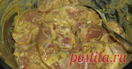Как замариновать любую часть курицы так, чтобы мясо таяло во рту? Добавь этот продукт в нужный момент. И емкость правильную возьми. Как в салат — так только куриное филе, как запекать — так исключительно свинину. Немного предвзятое отношение, вам так не кажется? Всё сводится к тому, что курица априори не может получиться сочной. А может, всё дело в том, что мы неправильно подходим к процессу подготовки мяса? Удачный маринад для курицы с горчицей поможет изменить правила кулинарной игры…