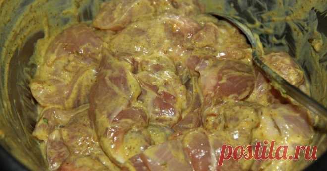Как замариновать любую часть курицы так, чтобы мясо таяло во рту? Добавь этот продукт в нужный момент. И емкость правильную возьми. Как в салат — так только куриное филе, как запекать — так исключительно свинину. Немного предвзятое отношение, вам так не кажется? Всё сводится к тому, что курица априори не может получиться сочной. А может, всё дело в том, что мы неправильно подходим к процессу подготовки мяса? Удачный маринад для курицы с горчицей поможет изменить правила кулинарной игры…