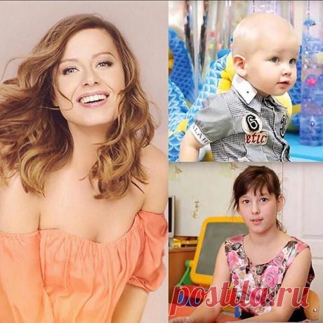 Юлия Савичева взяла под опеку двоих детей из детского дома

Осенью прошлого года Юлия Савичева впервые стала мамой - у певицы и ее мужа, музыканта Александра Аршинова, родилась дочь Анна. Путь к этому событию у пары был непростым: первая беременность закончилась выкидышем, а забеременеть снова долго не получалось. После появления Ани на свет Юлия вернулась к работе, но решила взять на себе еще больше ответственности.
Юлия рассказала о том, что взяла под опеку двоих детей и...