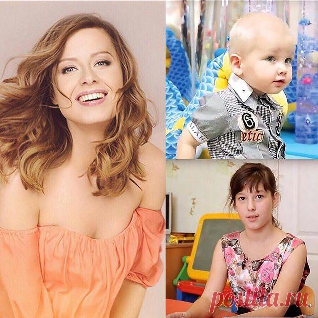 Юлия Савичева взяла под опеку двоих детей из детского дома

Осенью прошлого года Юлия Савичева впервые стала мамой - у певицы и ее мужа, музыканта Александра Аршинова, родилась дочь Анна. Путь к этому событию у пары был непростым: первая беременность закончилась выкидышем, а забеременеть снова долго не получалось. После появления Ани на свет Юлия вернулась к работе, но решила взять на себе еще больше ответственности.
Юлия рассказала о том, что взяла под опеку двоих детей и...