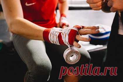 Непобежденная россиянка выиграла дебютный бой в UFC. Непобежденная россиянка Виктория Дудакова выиграла дебютный бой в рамках UFC. Дудакова оказалась сильнее бразильянки Истелы Нунес. Встреча прошла на турнире UFC Vegas 77 в Лас-Вегасе и завершилась победой российской спортсменки техническим нокаутом в первом раунде. Всего в ее активе семь побед в карьере.
