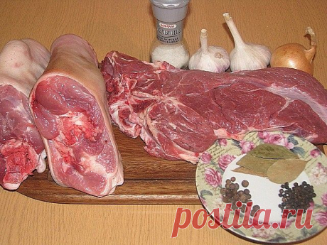 РУЛЬКА «ДРУЖБА» -ВАЙ ВАЙ КАК ВКУСНО! Если вы любите съесть на завтрак бутерброд с кусочком сочного, нежного мяса, то рулет из свиной рульки подойдет для этого очень хорошо. В его приготовлении нет ничего сложного, а по цене он получается ничуть не дороже, чем магазинный, скорее - дешевле. 

Продолжая тему домашних мясных деликатесов, хочу поделиться необычным рецептом, найденным на просторах Интернета. Называется он – рулька «Дружба». Почему дружба? Потому что основные инг...