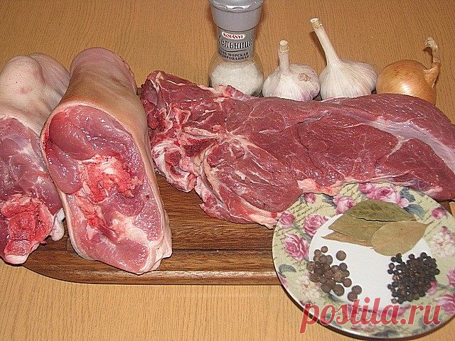 РУЛЬКА «ДРУЖБА» -ВАЙ ВАЙ КАК ВКУСНО! Если вы любите съесть на завтрак бутерброд с кусочком сочного, нежного мяса, то рулет из свиной рульки подойдет для этого очень хорошо. В его приготовлении нет ничего сложного, а по цене он получается ничуть не дороже, чем магазинный, скорее - дешевле. 

Продолжая тему домашних мясных деликатесов, хочу поделиться необычным рецептом, найденным на просторах Интернета. Называется он – рулька «Дружба». Почему дружба? Потому что основные инг...