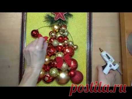 Новогодняя елочка на стену из елочных игрушек своими руками