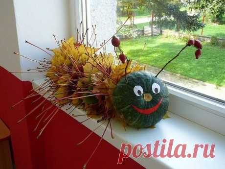 Посмотрите, какую симпатичную гусеницу можно сделать своими руками из кленовых листьев!