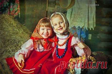 В ДРЕВНОСТИ ДЕТЕЙ НЕ ВОСПИТЫВАЛИ, А ПЕСТОВАЛИ!. 
Пестование, чтоб вы знали, — это целый процесс настройки родителей на биоритмы ребенка и настройки ребенка на биополе Земли. 
Оказывается, все старославянские “игры для самых маленьких” (типа “сороки…