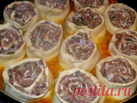 ЛЕНИВЫЕ ПЕЛЬМЕНИ. ВКУСНО, КРАСИВО И ГОТОВИТСЯ ПРОЩЕ ПРОСТОГО

Хочу предложить Вам самый ленивый вариант пельменей, но очень вкусный и необычный.
У меня дочь - пельменный фанат, а я....ну не люблю я их лепить....не хватает у меня терпения. Этот рецепт - просто находка для меня.
Пельмешки получаются очень сочные и вкусные, а готовятся ну очень быстро!По крайней мере точно лучше покупных. Попробуйте. Источник - моя фантазия.

Ингредиенты и способ приготовления смотрите на наш...