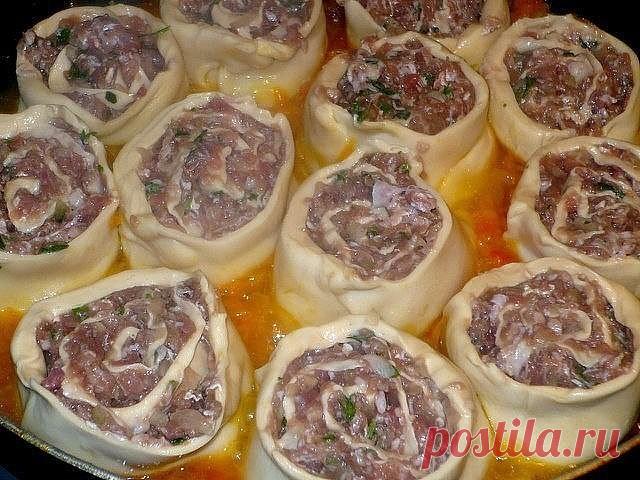 ЛЕНИВЫЕ ПЕЛЬМЕНИ. ВКУСНО, КРАСИВО И ГОТОВИТСЯ ПРОЩЕ ПРОСТОГО

Хочу предложить Вам самый ленивый вариант пельменей, но очень вкусный и необычный.
У меня дочь - пельменный фанат, а я....ну не люблю я их лепить....не хватает у меня терпения. Этот рецепт - просто находка для меня.
Пельмешки получаются очень сочные и вкусные, а готовятся ну очень быстро!По крайней мере точно лучше покупных. Попробуйте. Источник - моя фантазия.

Ингредиенты и способ приготовления смотрите на наш...