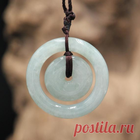 Emerald Circle Necklace Woman Jade Necklace Woman Gift 100% Emerald Myanmar Emerald, either emerald (known as emerald) or purple (known as emerald). The carved and polished natural jadeite has not been subjected to any chemical treatment or artificially forged by high temperatures or high pressure. It is a natural color, no staining or electrochromism, it is called "positive color" or "real color". Visually observed texture is fine, color is soft, stone pattern is obvious;...