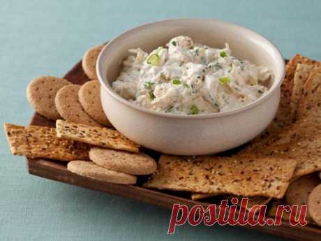 Горячий крабовый дип-соус - рецепт Горячий крабовый дип, где нежное мясо крабов гармонично сочетается со сливочным соусом из крем-сыра и сметаны.