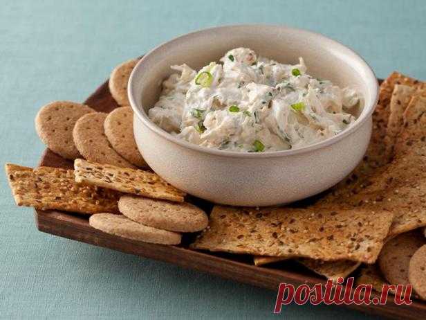 Горячий крабовый дип-соус - рецепт Горячий крабовый дип, где нежное мясо крабов гармонично сочетается со сливочным соусом из крем-сыра и сметаны.