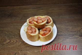 Отличный перекус! Быстренько и оригинально - Кулинарный сайт yamirecipes.net Ингредиенты: Багет сосиски яйца - 2 шт соль, перец и помидор молоко - 100 мл Приготовление: Нарежьте багет на порционные кусочки. Внутри вырежьте место