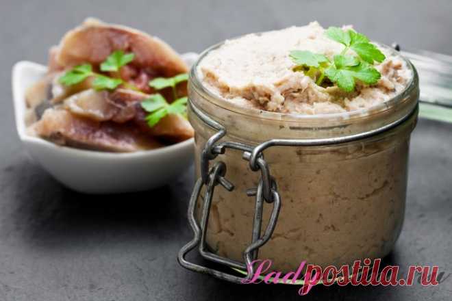 Закуска из селедки – 5 восхитительных рецептов с фото Очень интересный и вкусный вариант закуски из селедки. Чтоб ее приготовить, понадобится селедка, лук, чеснок и батон. Очень легкая и вкусная селедочная закуска!