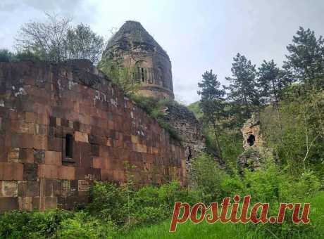 Խորանաշատ վանք:
Հիմնել է Վանական Վարդապետը 13-րդ դարի 1-ին կեսին, Վահրամյանների իշխանատիրույթի կողմնակալ-հրամանատար Վահրամ Բ Գագեցու հովանավորությամբ։
Վանքային համալիրի կազմի մեջ են մտնում Սուրբ Աստվածածին և Սուրբ Կիրակի եկեղեցիները, կիսավեր մատուռը, վանական խցերը և երկու գերեզմանոցները: Համալիրը շրջապատված էր պարսպապատերով (այժմ կիսավեր):