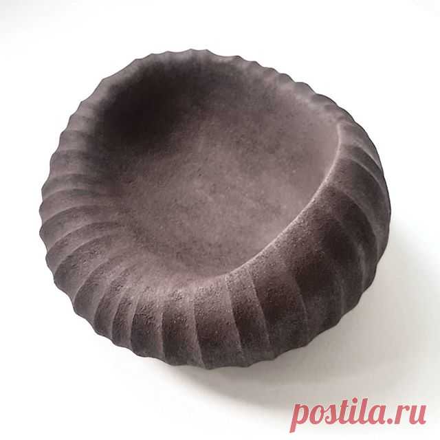 Finally finished working on this ribbed form in black stoneware.  I find black clay quite challenging to work with ... it seems quite dry and brittle to begin with and then the minute I start using tools it starts to resemble chocolate mousse.  I end up having to leave it to dry out for ages and then suddenly it takes me by surprise and sets like concrete.  Is it just me that has these problems?