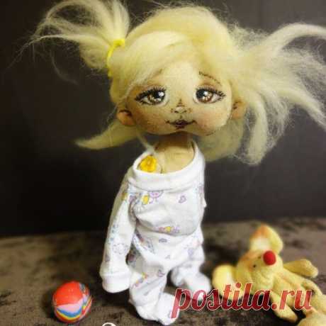 Сладулечка..Иди спать ,деточка...Уже и глазоньки закрываются,а ты все никак не наиграешься...
Рост 18см,головушка поворотная,ручки и ножки подвижны.Слип снимается.Самостоятельно умеет сидеть и стоять.
Маму нашла.