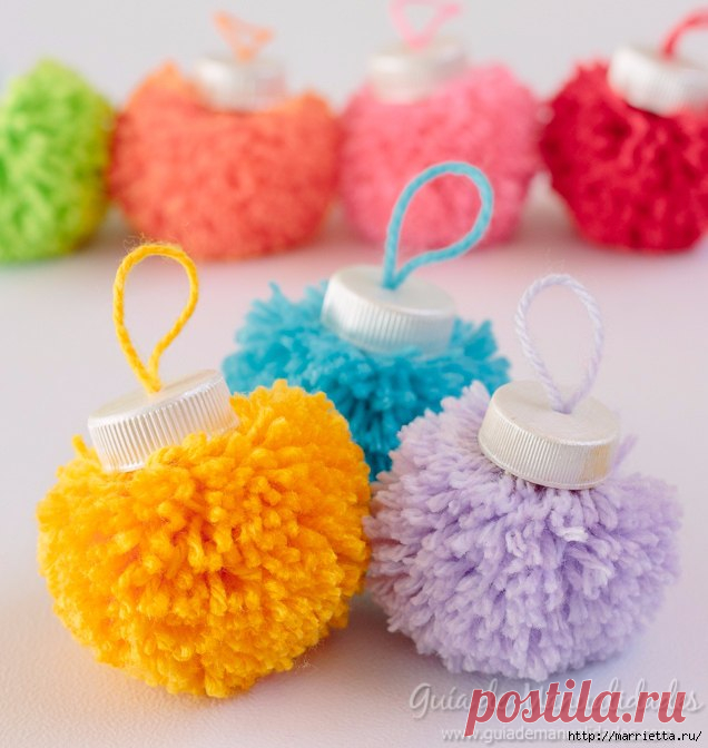Елочные игрушки из помпонов своими руками — Поделки с детьми