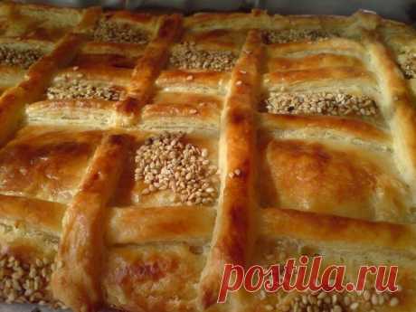 Румынский пирог с мясом 
Тесто: Мука — 250 г Творог 0% — 250 г Масло сливочное — 200 г Соль — 1 ч. л. Начинка: Фарш (говядина/телятина) — 500 г Масло топлёное — 1 ст. л. Сметана — 2 ст. л. Яйцо + белок Луковица большая — 1 ш…