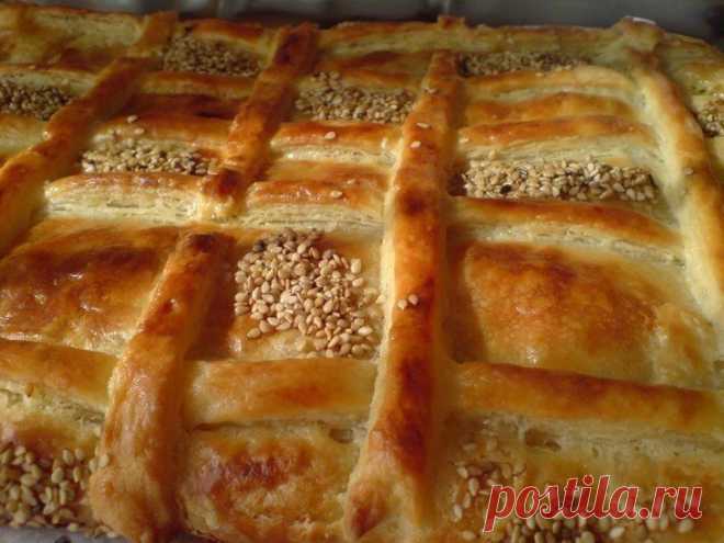 Румынский пирог с мясом 
Тесто: Мука — 250 г Творог 0% — 250 г Масло сливочное — 200 г Соль — 1 ч. л. Начинка: Фарш (говядина/телятина) — 500 г Масло топлёное — 1 ст. л. Сметана — 2 ст. л. Яйцо + белок Луковица большая — 1 ш…