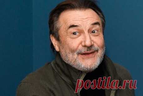 Алексей Учитель призвал поддерживать авторское кино в России. Режиссер Алексей Учитель призвал поддерживать в России авторское кино. По его словам, картины нуждаются в поддержке не только в производстве, но и в прокате. Народный артист России отметил, что зрители не знают о некоторых премьерах из-за отсутствия у картин хорошей рекламы.