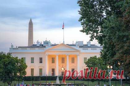 В США эвакуировали соседнее с Белым домом здание. В Вашингтоне эвакуировали соседнее с Белым домом административное здание. Об этом сообщил репортер издания Politico. «Исполнительный офис Белого дома в здании Эйзенхауэра эвакуируют и закрывают снаружи», — рассказал журналист. Он добавил, что уровень угрозы и причины эвакуации пока не объявлялись.