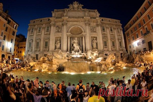 Мэрия Рима хочет убрать туристов от фонтана Треви, видимо, забыв о том, что в прошлом году они набросали туда одних монет на €1500000.