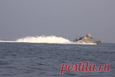 Экипаж убегающего от американских военных танкера нарисовал на борту российский флаг