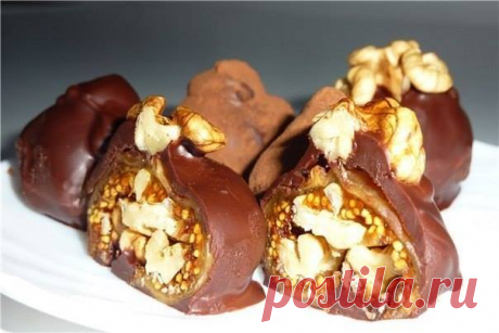 Полезные и нереально вкусные домашние конфеты

Ингредиенты:
Инжир сушеный 200-250 г
Шоколад (плитка)
масло сливочное 1 ст.л.
Грецкие орехи
Какао

Приготовление:
Инжир замочить не надолго в кипятке, затем остудить (можно просушить бумажным полотенцем).

На водяной бане (или в микроволновке) растопить шоколад (лучше тёмный), можно добавить немного сливочного масла.

У инжира на "попке" делаем надрез крест-накрест и фаршируем инжир крупно-молотыми грецкими орехами, создаем фо...