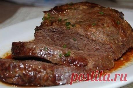 Говядина в рукаве: 4 простых и вкусных рецепта
Мясо в рукаве – это просто и вкусно, в этой подборке смотрите вкусные рецепты запекания говядины в рукаве.
Говядина иногда может получаться суховатой – в этом главный недостаток этого мяса. Конечно, этого можно избежать, если готовить это мясо в соответствии со всеми рекомендациями, но еще проще – приготовить говядину в рукаве, и тогда она точно не будет сухой или не очень вкусной.
Рецепт первый: Говядина в рукаве с чесноком
Понадобится: 700г гов