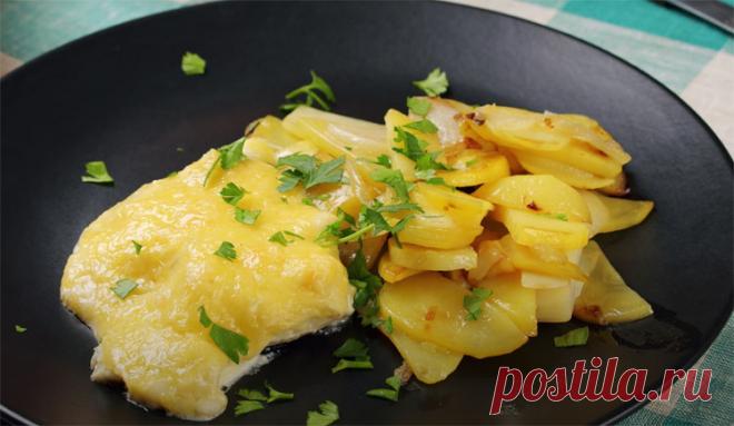 Обмакиваем минтай в горчице с майонезом и ставим в духовку. Получается вкуснее чем в ресторане