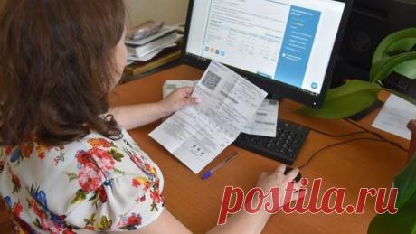 Оплата коммунальных услуг ЖКХ без комиссии: онлайн и офлайн.

Гражданин, владеющий помещением или проживающий в нем, должен ежемесячно платить за оказываемые ему жилищно-коммунальные услуги (ЖКУ). Величина суммы в квитанции зависит от объема потребления ресурсов, утвержденных нормативов, количества зарегистрированных на площади лиц. Оплату можно произвести онлайн или наличными средствами, при этом большинство способов не предполагает взимание комиссии за перевод.