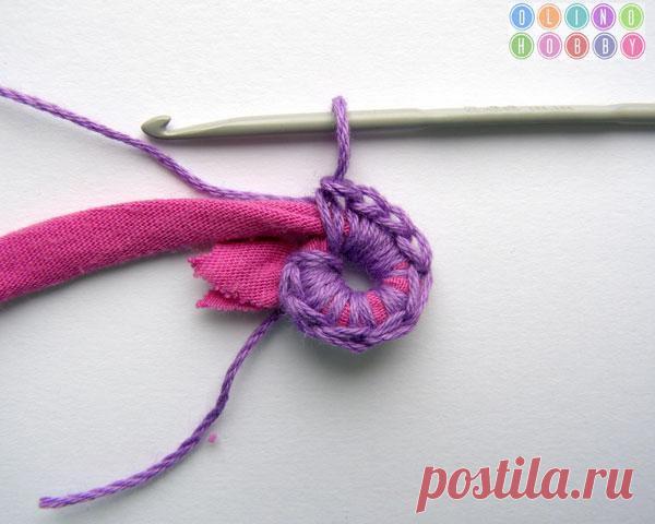 Вязаный коврик из футболок и остатков пряжи... / Мода / коврик из старых вещей / Pinme.ru / Ольга Прохорова