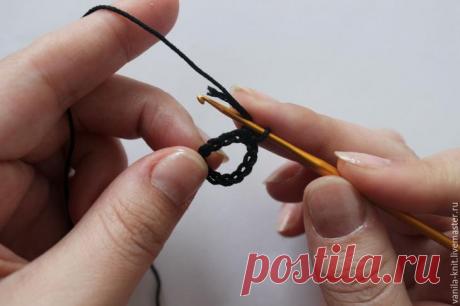 Оригинальное вязаное украшение на шею