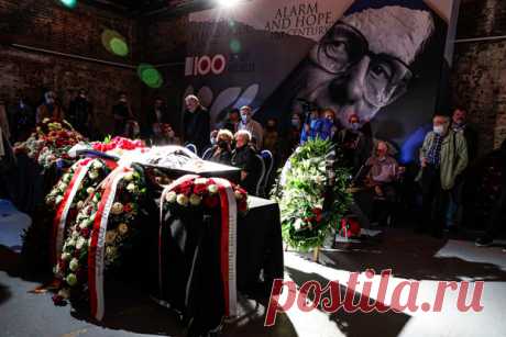 Прощание с правозащитником Сергеем Ковалевым. Фоторепортаж. В Москве в Сахаровском центре прошло прощание с диссидентом и правозащитником Сергеем Ковалевым. Соавтор второй главы российской Конституции умер 9 августа, ему был 91 год. Как прошло прощание — в фоторепортаже РБК