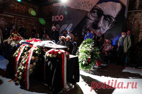 Прощание с правозащитником Сергеем Ковалевым. Фоторепортаж. В Москве в Сахаровском центре прошло прощание с диссидентом и правозащитником Сергеем Ковалевым. Соавтор второй главы российской Конституции умер 9 августа, ему был 91 год. Как прошло прощание — в фоторепортаже РБК