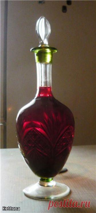 Наливочка » 100 листьев»  Называется она «100 листьев», но это гнусное преувеличение — листьев в ней всего 99! Скажу честно — домашние наливки я не очень уважаю из-за отсутствия богатого букета (ну, или хоть какого-нибудь бук…