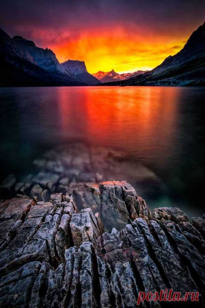 St Mary Lake - Glacier National Park - Montana, USA  | Andrea Schellenberger приколол(а) это к доске Nature's Beauty | Pinte…
